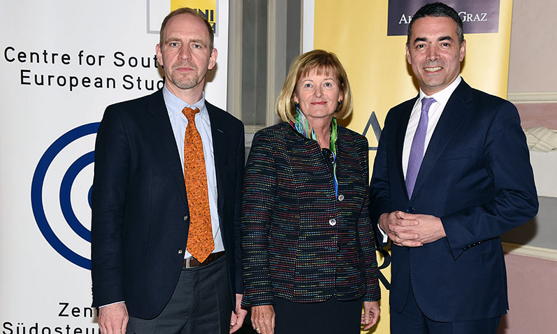 Außenminister Nikola Dimitrov (r.) mit Florian Bieber und Rektorin Christa Neuper im Meerscheinschlössl. Foto: Uni Graz/Pichler