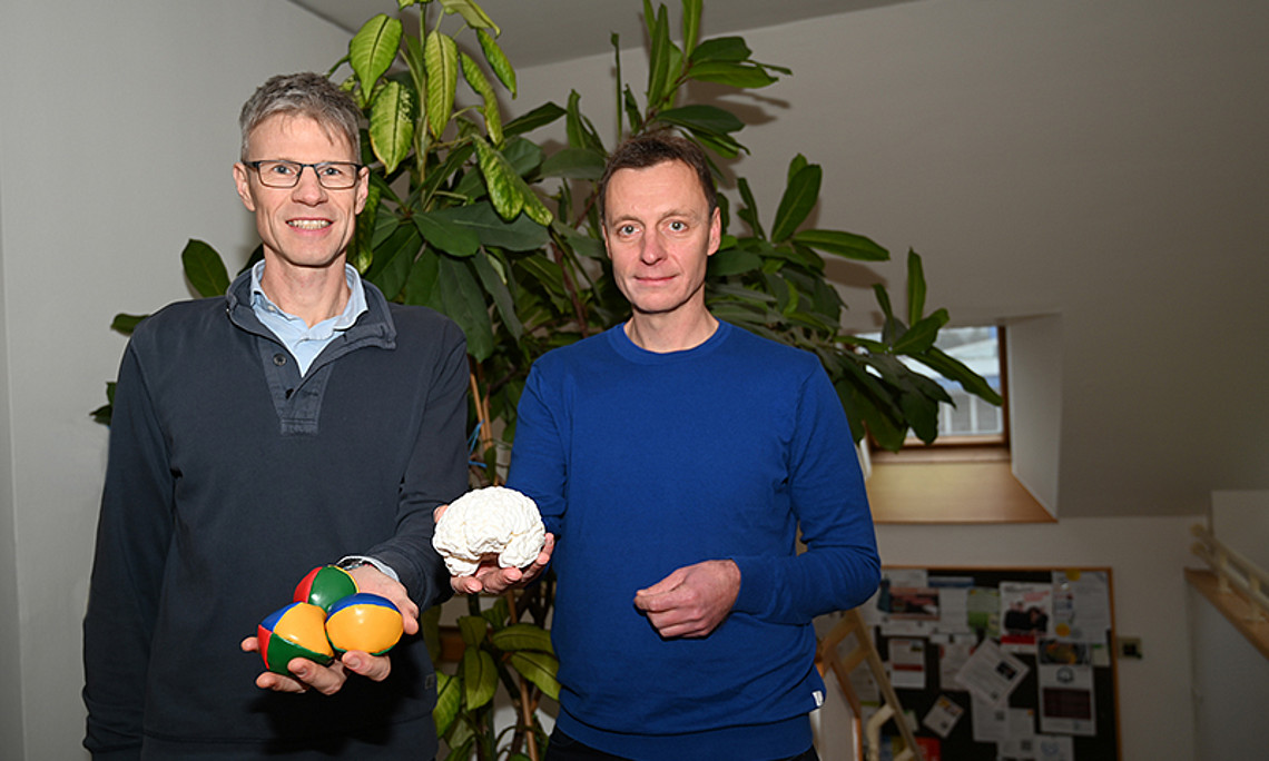 Sportwissenschafter Markus Tilp (l.) und Psychologe Andreas Fink zeigen in einer gemeinsamen Publikation, dass eine Kombination von Ausdauertraining und Geschicklichkeitsübungen, wie etwa Jonglieren, die Denkleistung verbessert. Foto: Uni Graz/Leljak. 