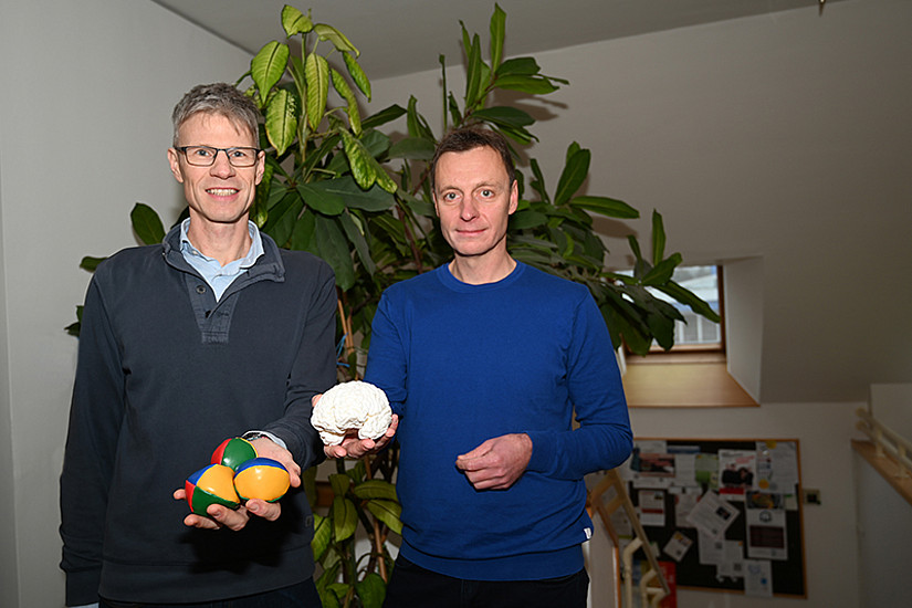 Sportwissenschafter Markus Tilp (l.) und Psychologe Andreas Fink zeigen in einer gemeinsamen Publikation, dass eine Kombination von Ausdauertraining und Geschicklichkeitsübungen, wie etwa Jonglieren, die Denkleistung verbessert. Foto: Uni Graz/Leljak. 