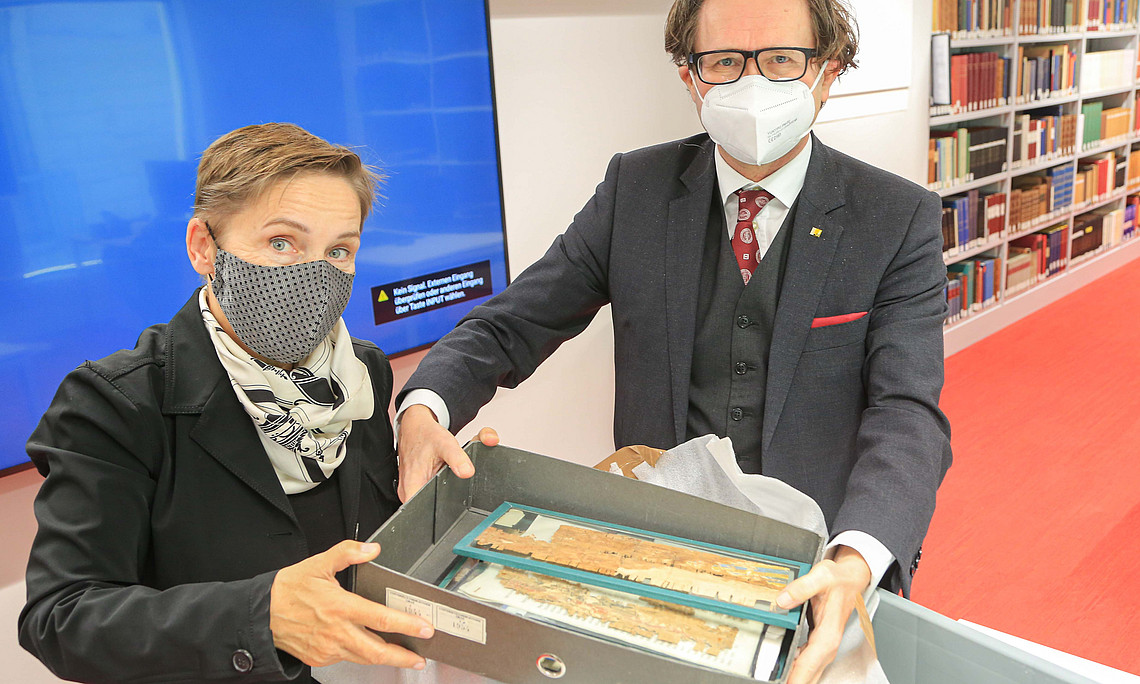 Rektor Martin Polaschek und Vizerektorin Petra Schaper-Rinkel nahmen die Unikate an der Uni Graz in Empfang. Fotos: Uni Graz/Tzivanopoulos