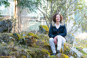 Bettina Weber liefert gemeinsam mit internationalen KollegInnen erstmals umfassende Zahlen und Fakten zur Bedeutung biologischer Bodenkrusten für den regionalen und weltweiten Staubkreislauf. Foto: Uni Graz/Tzivanopoulos
