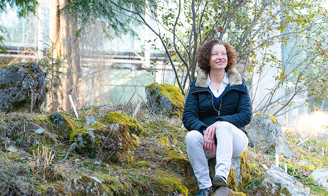 Bettina Weber liefert gemeinsam mit internationalen KollegInnen erstmals umfassende Zahlen und Fakten zur Bedeutung biologischer Bodenkrusten für den regionalen und weltweiten Staubkreislauf. Foto: Uni Graz/Tzivanopoulos