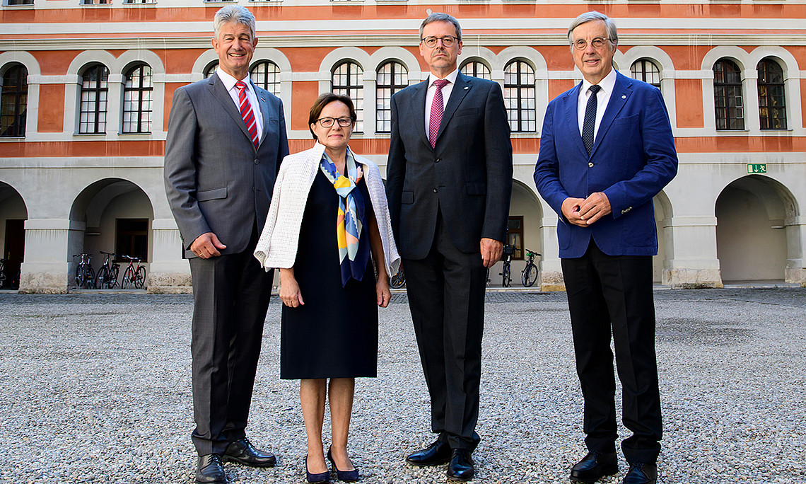 V.l.: Harald Kainz (Rektor TU Graz), Martha Mühlburger (Vizerektorin Montanuni Leoben), Georg Schulz (Rektor Kunstuni Graz), Hellmut Samonigg (Rektor Med Uni Graz). Foto: Uni Graz/Tzivanopoulos