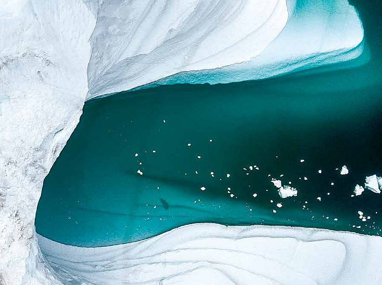 Eisberg, der von Wasser umgeben ist ©Unsplash