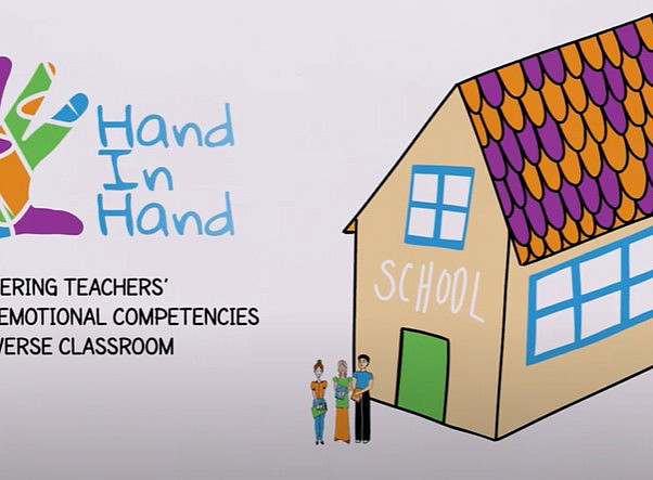 Bild des Videos des Projektes Hand in Hand: Logo und ein Schulhaus mit Menschen davor ©Copyright Project Hand in Hand