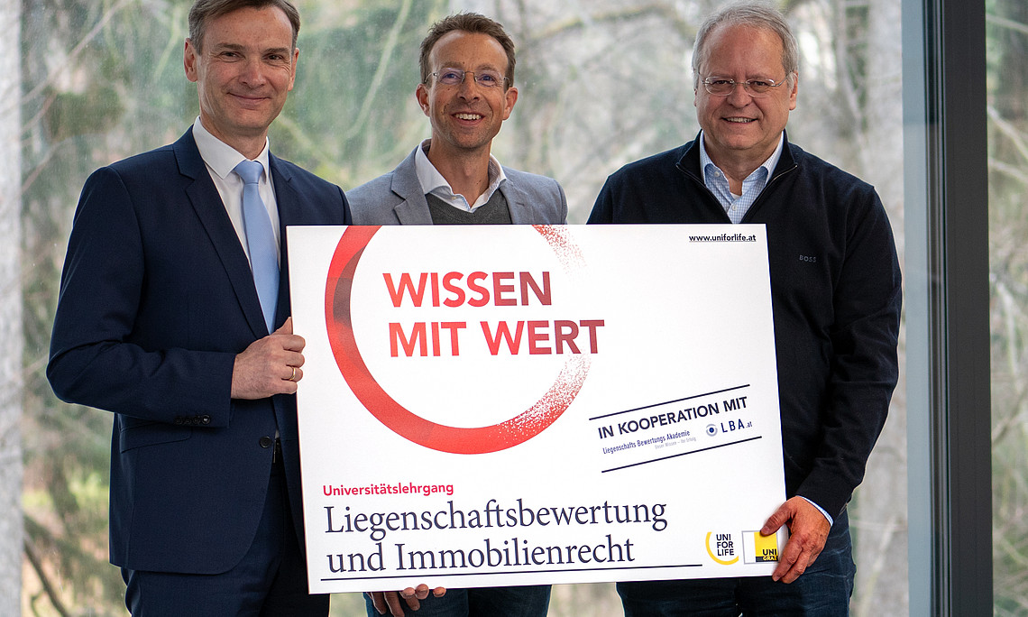 Ao.Univ.-Prof. Dr. Ulfried Terlitza, wissenschaftlicher Leiter des Lehrgangs, Stephan Witzel, Geschäftsführer von UNI for LIFE und Heimo Degen, MSc, Geschäftsführer der LBA und Kooperationspartner bei der Präsentation des Lehrgangs