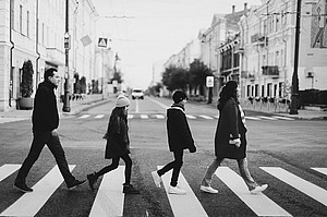 Kids crossing the road ©pixabay Die Familie überquert die Straße {f:if(condition: 'pixabay', then: '©pixabay')}