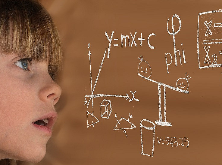 Girl looks at blackboard with bills on it ©pixabay/geralt