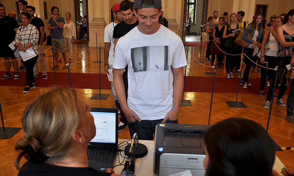 Rasch und effizient mit QR-Code: Ein eigens von Uni Graz kreiertes Check-in-System kam am 2. September 2015 erstmals zum Einsatz. Foto: Uni Graz/Schweiger 