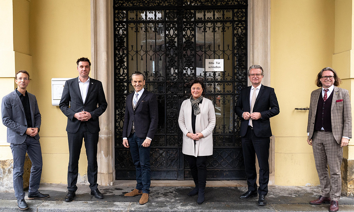 Stephan Witzel (Geschäftsführer UNI for LIFE), Georg Pessler (Obmann Landespersonalvertretung), Günther Lippitsch (Leiter Personalabteilung Land Steiermark), Birgit Held-Doppelhofer (Personalabteilung Land Steiermark), Christopher Drexler (Personallandesrat) und Martin Polaschek (Rektor Uni Graz) haben die neue Akademie der Verwaltungswissenschaften (AVW) vorgestellt. 