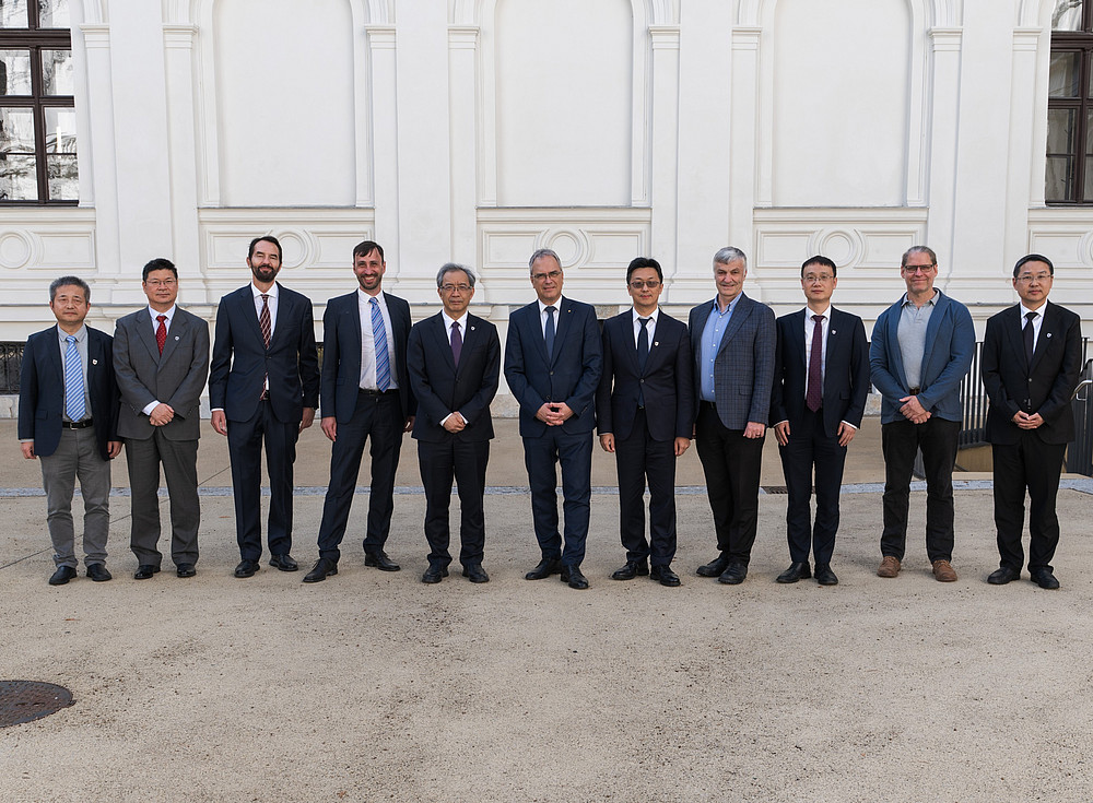 Delegation von Wissenschaftlern steht vor einem Gebäude in Wien