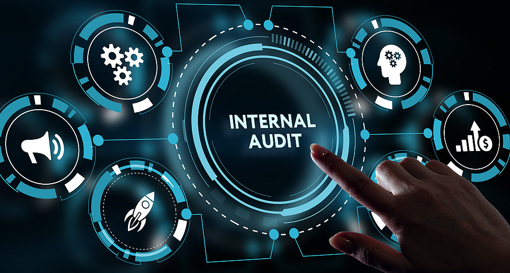 Finger pointing on virtual screen with inscripton: Internal audit ©photon_photo - stock.adobe.com 