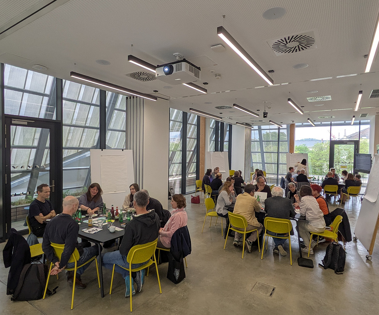 Arbeit an den Thementischen
