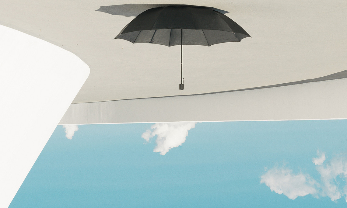 Schirm, Sommerhimmel und Urlaubsgefühle