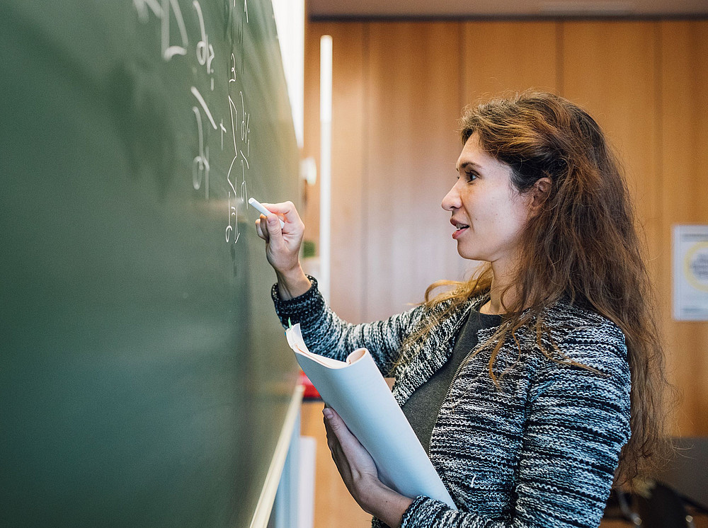 Professorin unterrichtet an der Tafel ©Uni Graz/Kanizaj