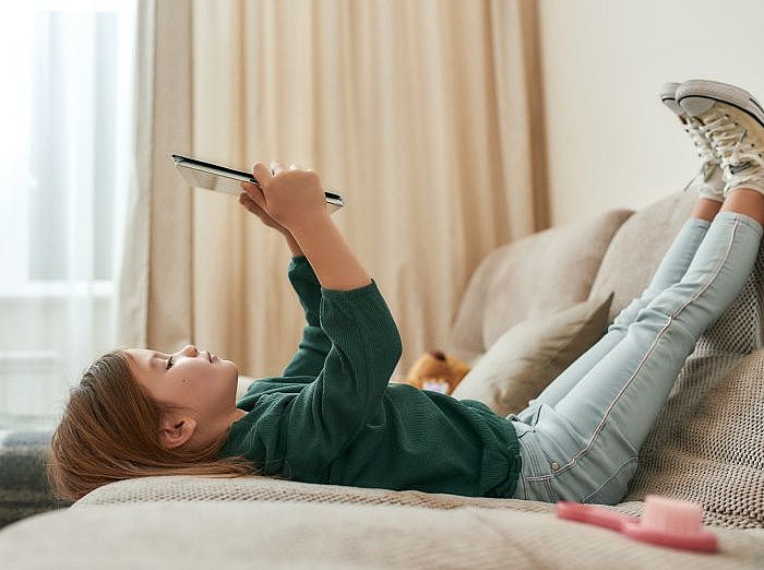 Child playing on tablet ©stock.adobe.com/Svitlana 