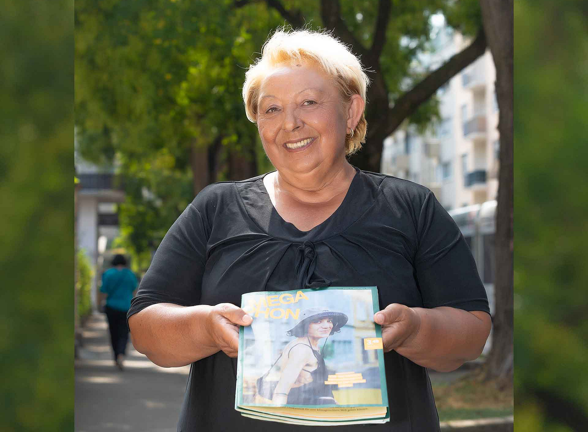 eine Frau hält ein Magazin in Richtung Kamera ©www.schubiduquartet.com