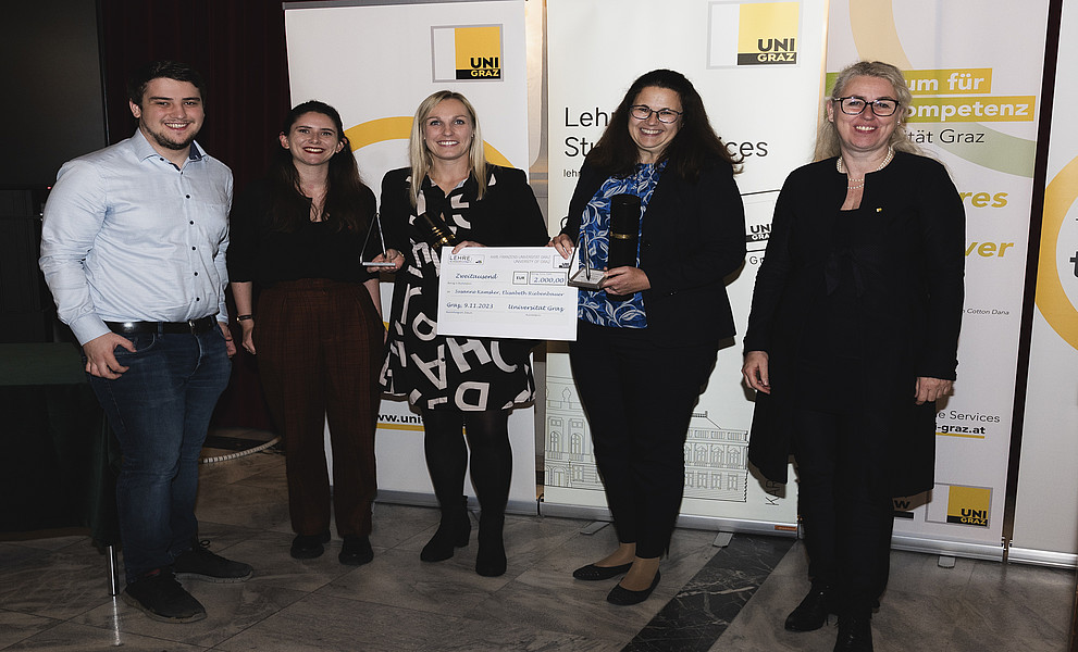 Stefan Zeiringer (ÖH), Maja Höggerl (ÖH) zusammen mit Susanne Kamsker und Elisabeth Riebenbauer sowie Vizerektorin Catherine Walter-Laager