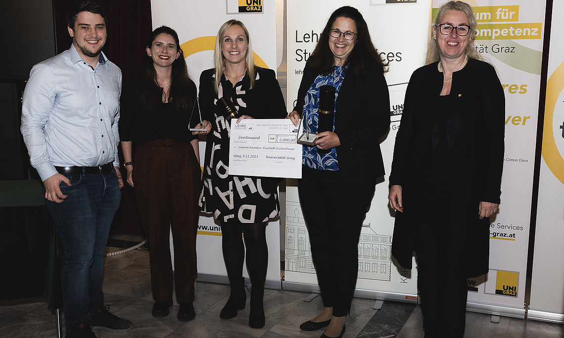 Stefan Zeiringer (ÖH), Maja Höggerl (ÖH) zusammen mit Susanne Kamsker und Elisabeth Riebenbauer sowie Vizerektorin Catherine Walter-Laager