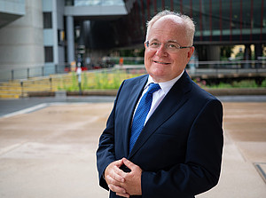 Erwin Bernat steht vor dem Resowi-Gebäude der Universität Graz ©Uni Graz/Radlinger