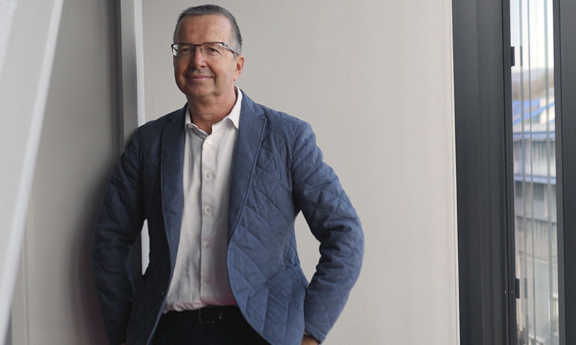 Josef Scheff, wissenschaftlicher Leiter des Lehrgangs, ist auch Teil jener ForscherInnen, die ihre Expertise zur Corona-Krise und damit verbundenden Themen mit der Öffentlichkeit teilen. Foto: UNI for LIFE. 
