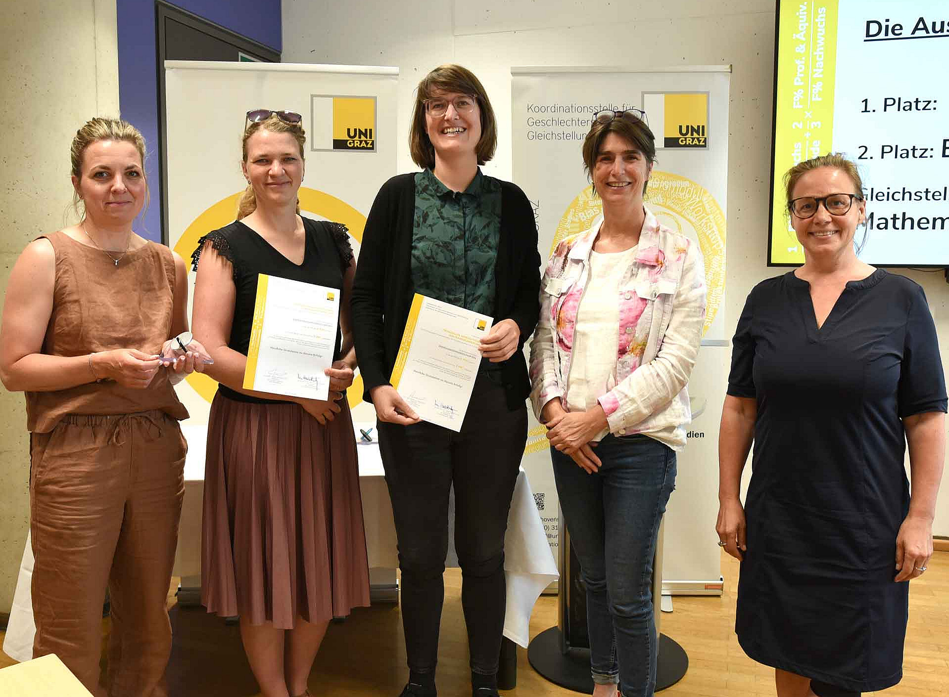 Romana Rauter (URBI-Studiendekanin), Susanne Seifert (Leiterin des Instituts für Bildungsforschung und Pädagog:inenbildung), Maria Stimm (Institut für Erziehungs- und Bildungswissenschaft), Vizerektorin Mireille van Poppel und Judith Laister (Arbeitskreis für Gleichbehandlungsfragen) ©Uni Graz/Schweiger