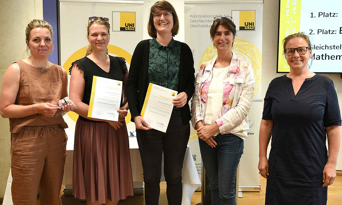 Romana Rauter (URBI-Studiendekanin), Susanne Seifert (Leiterin des Instituts für Bildungsforschung und Pädagog:inenbildung), Maria Stimm (Institut für Erziehungs- und Bildungswissenschaft), Vizerektorin Mireille van Poppel und Judith Laister (Arbeitskreis für Gleichbehandlungsfragen)