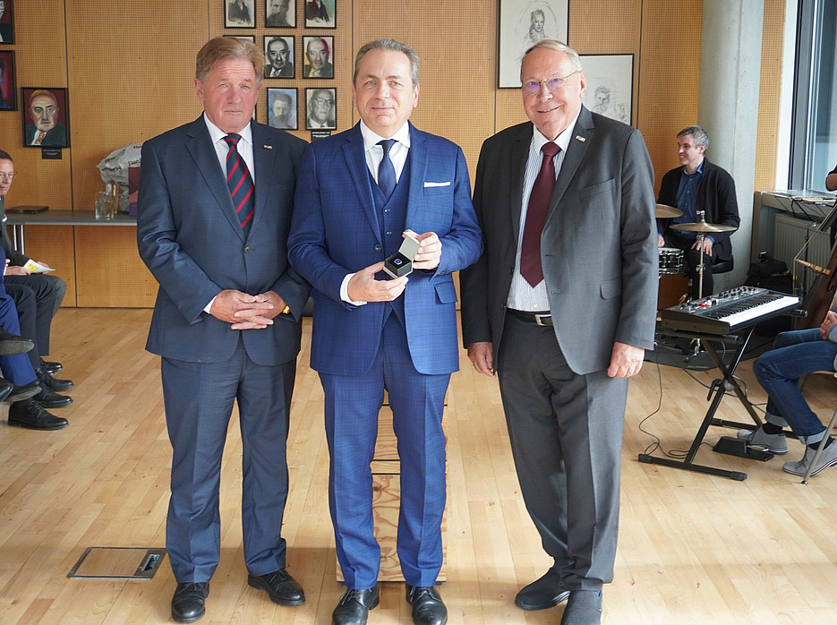 Mag. Volker Pichler, Univ. Prof. Mag. Dr. Thomas Foscht und Prof. Dr. Günther Witamwas stehen nebeneinander ©Uni Graz/SBESS