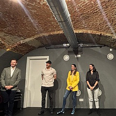 Die Vortragenden Matthias Snobe, Nina Nentwig, Madlene Reischl mit SOWI-AV Vorstandsmitglied Johannes Zeiringer ©Kira Dienstl