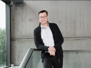 Stefan Storr im Resowi Gebäude ©Uni Graz/Schaffemak