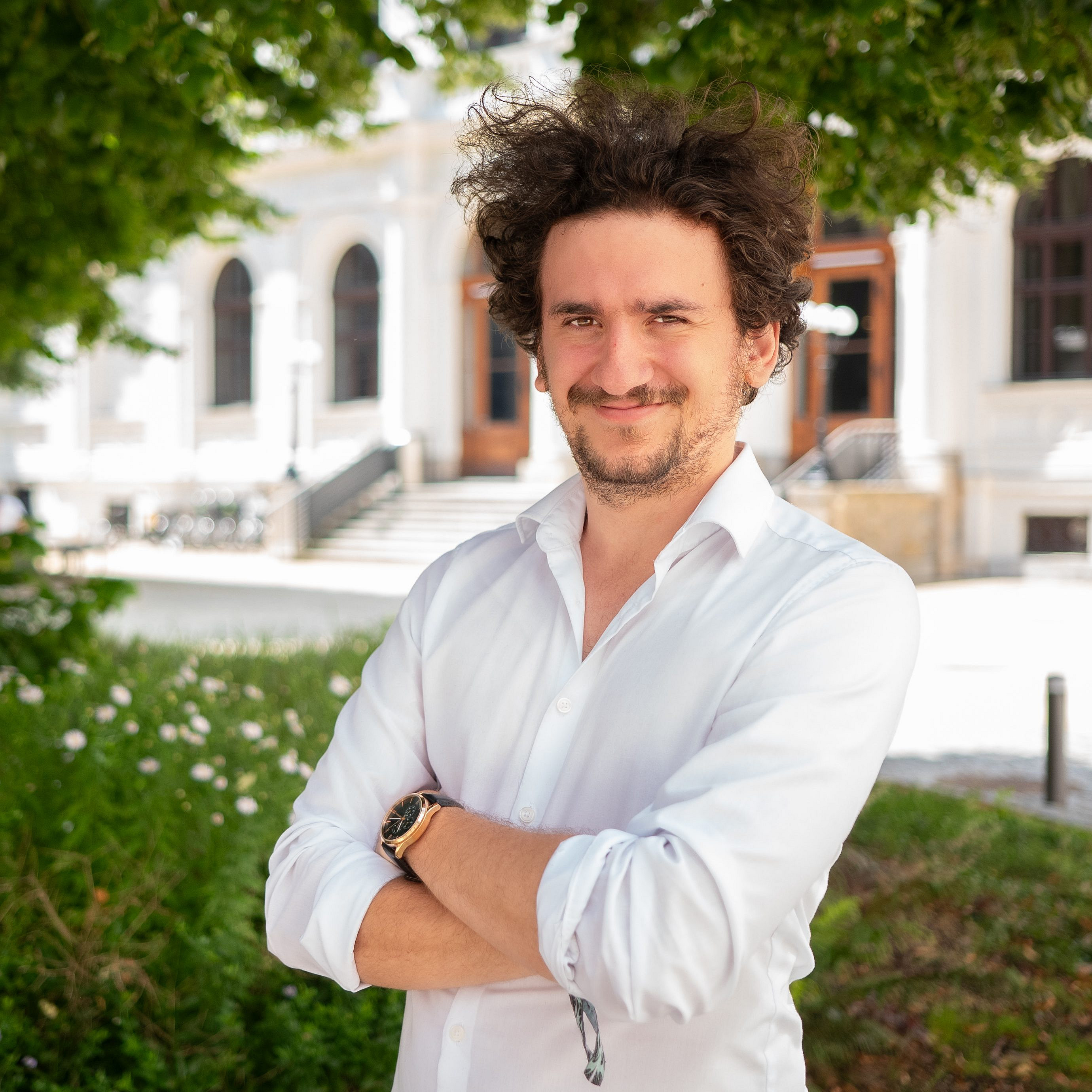 Matthias Fritz im Innenhof der Universität