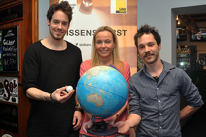 Wissensdurst über Nanopartikel: Lukas Grumet, Eva Roblegg und Christian Fercher (v.l.). Fotos: Uni Graz/Schweiger. 