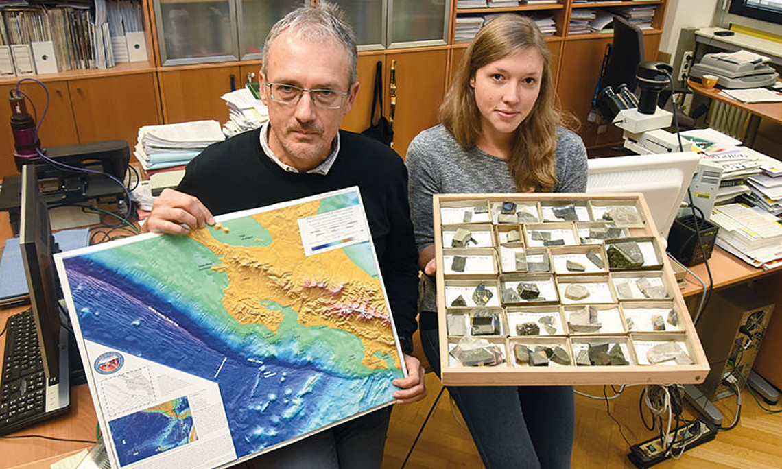 Projektleiter Walter Kurz mit Dissertantin Jennifer Brandstätter, die Bohrkerne aus der Cocosplatte vor Costa Rica erforscht. Foto: Uni Graz/Tzivanopoulos