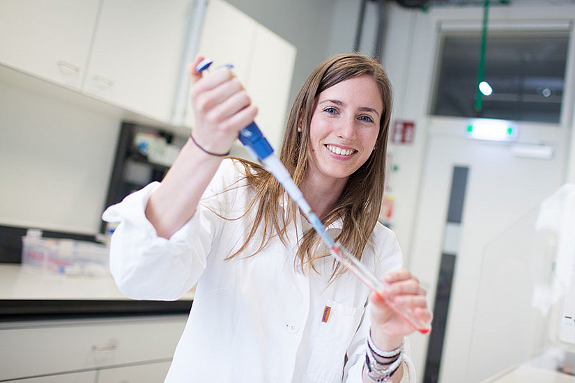 Vor der Entscheidung für eine bestimmte Doktoratsschule fördert BioTechMed-Graz Studierende dabei, ein Labor kennenzulernen. Foto: Uni Graz/Grumet