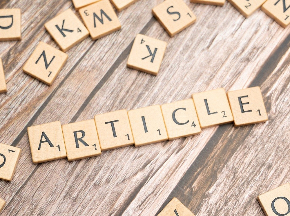 The word "Article" is written in Scrabble letters on a tabletop ©Pixabay/viarami