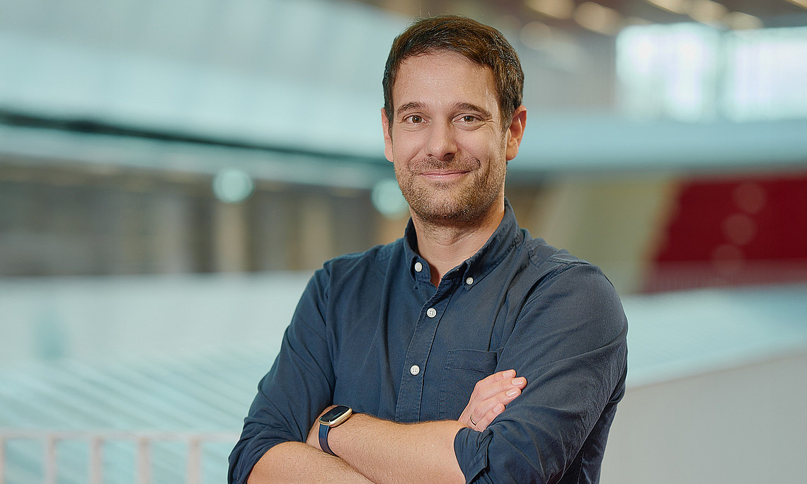 Paul Gragl with folded arms in the Graz University Library