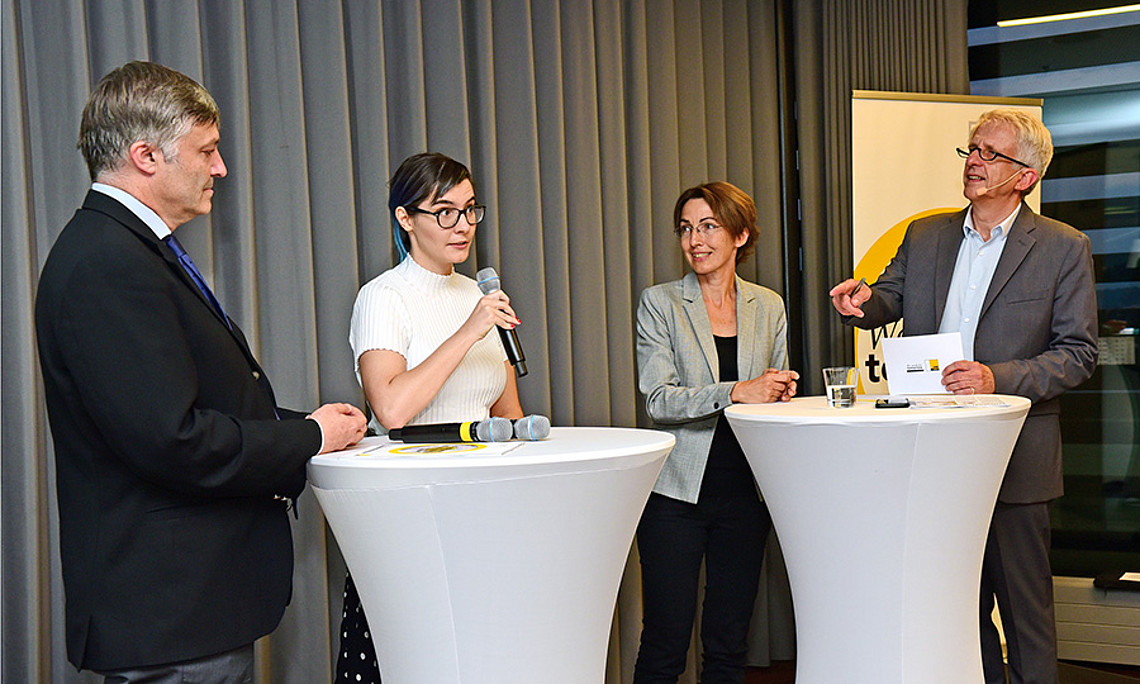 Volkswirt Karl Steininger, die Philosophin Laura Siggelkow und die Biologin Kristina Sefc (v.l.) gaben im von Franz Hirschmugl moderierten Gespräch Einblicke in ihre Forschungsthemen. Foto: Uni Graz/Pichler