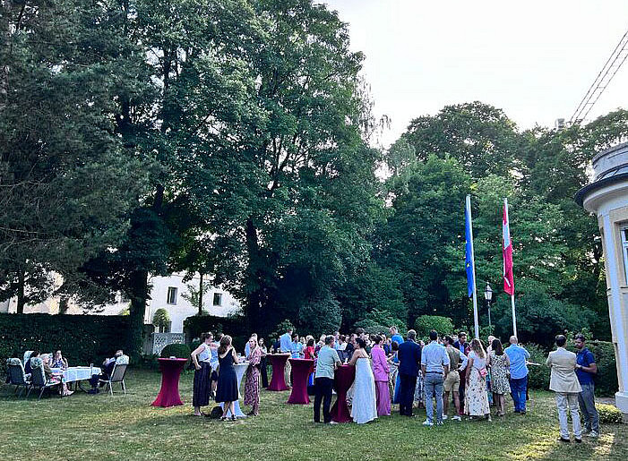 Menschenansammlung auf Wiese 