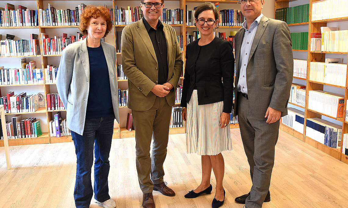  Freyja-Maria Smolle-Jüttner, Präsidentin der Ludwig-Boltzmann-Gesellschaft, Minister Martin Polaschek, Institutsleiterin Barbara Stelzl-Marx und Rektor Peter Riedler (v. l.) Foto: Uni Graz/Schweiger
