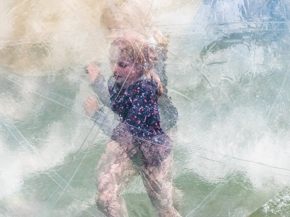 laufendes Mädchen, Bild künslterisch verändert durch mehrfachen Prismeneffekt ©Sabine Zgraggen https://www.gedankenfotografie.ch/