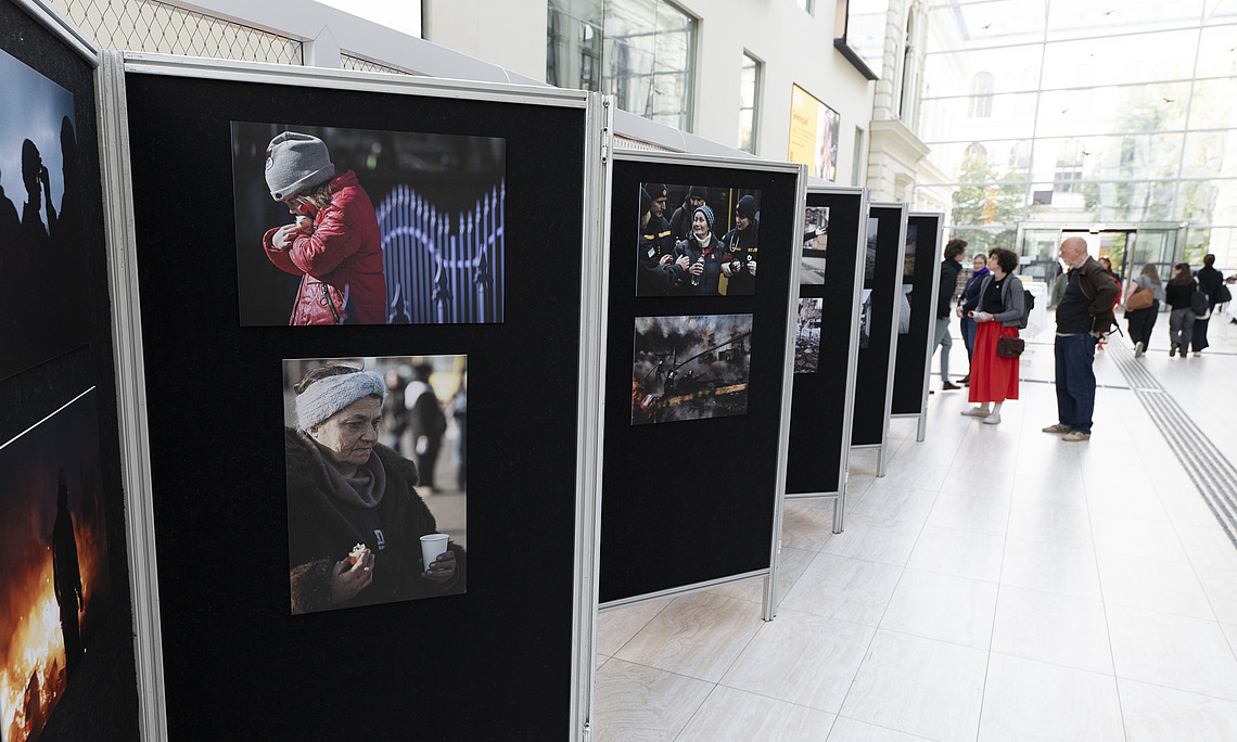 Wände mit Fotos in einem großen Foyer