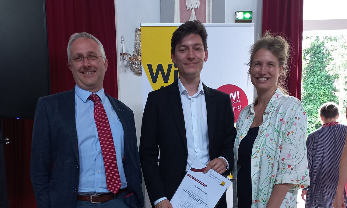 Gerd Oberleitner, Elias Faller und Lisa Heschl vom Europäischen Trainings- und Forschungszentrum für Menschenrechte und Demokratie der Universität Graz mit der Urkunde