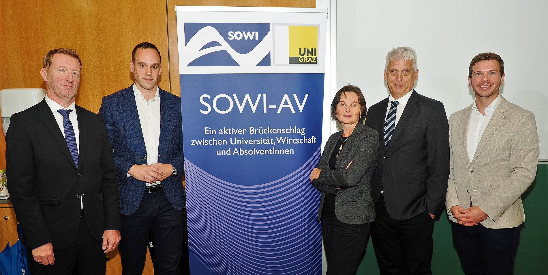 Mag. Markus Graf, Anton Maresch, Mag. Eva Gatschelhofer und Dr. Zeiringer stehen nebeneinader. Zwischen ihnen befindet sich ein Banner mit dem Logo des SOWI-AV. ©Uni Graz/Mag. Paulus Mayr