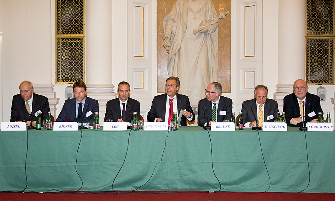 Gipfeltreffen der Versicherer (v.l.): Peter Loisel (VAV), Harald Riener (Donau), Alfred Leu (Generali), Klaus Scheitgel (GraWe), Thomas Braune (Munich re), Gerhard Matschnig (Zurich) und Rainer Fürhaupter (Deutsche Aktuarvereinigung) Fotos: Oreste Schall