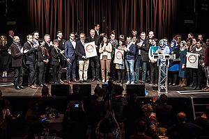 Alle PreisträgerInnen des MIG-Awards auf der großen Bühne. Foto: Michael Mazohl. 