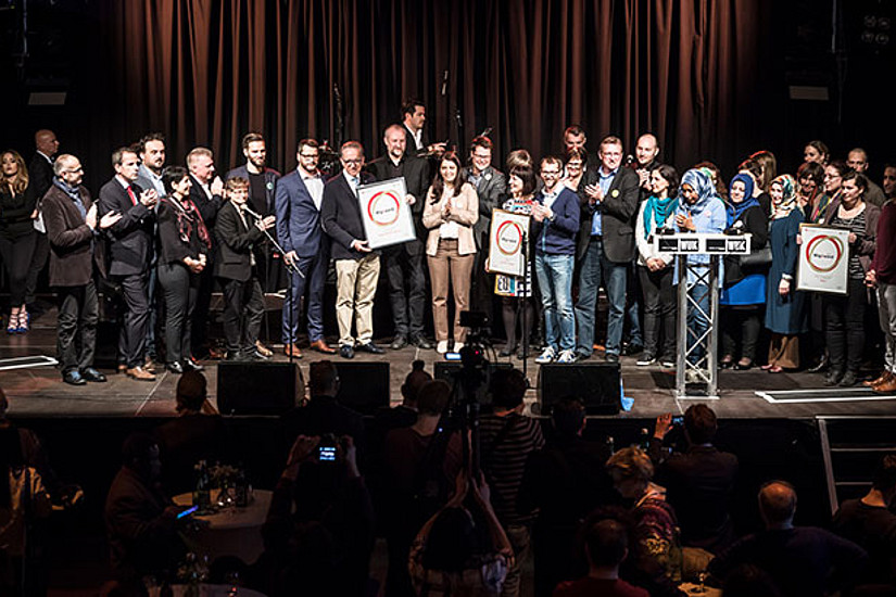 Alle PreisträgerInnen des MIG-Awards auf der großen Bühne. Foto: Michael Mazohl. 
