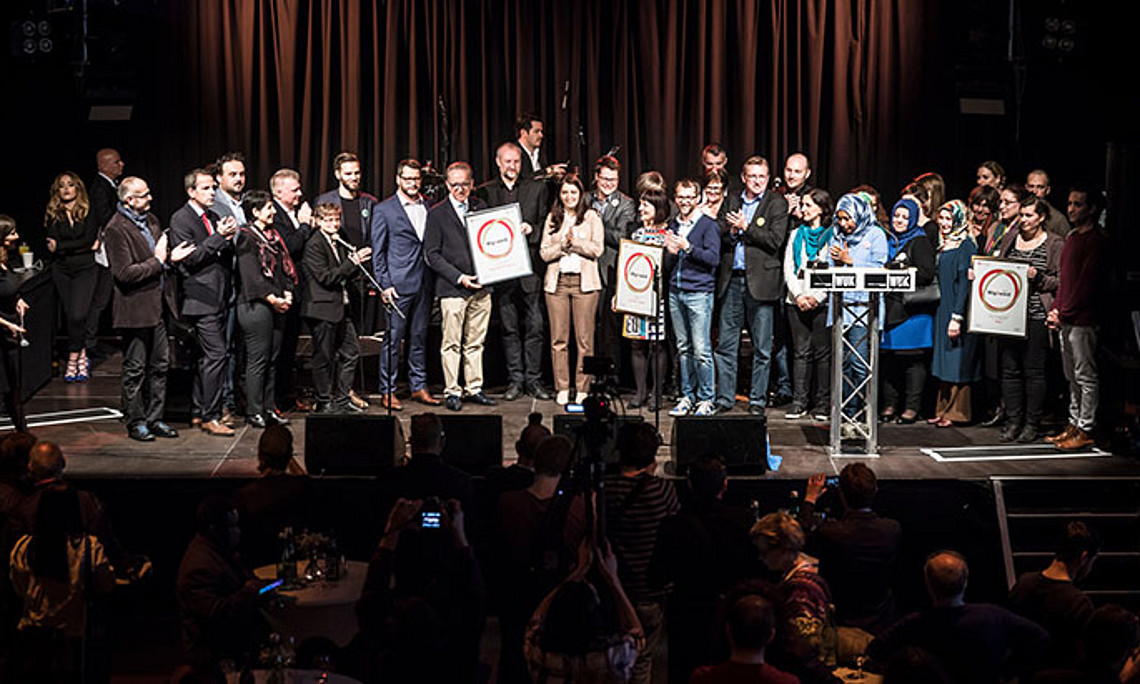Alle PreisträgerInnen des MIG-Awards auf der großen Bühne. Foto: Michael Mazohl. 