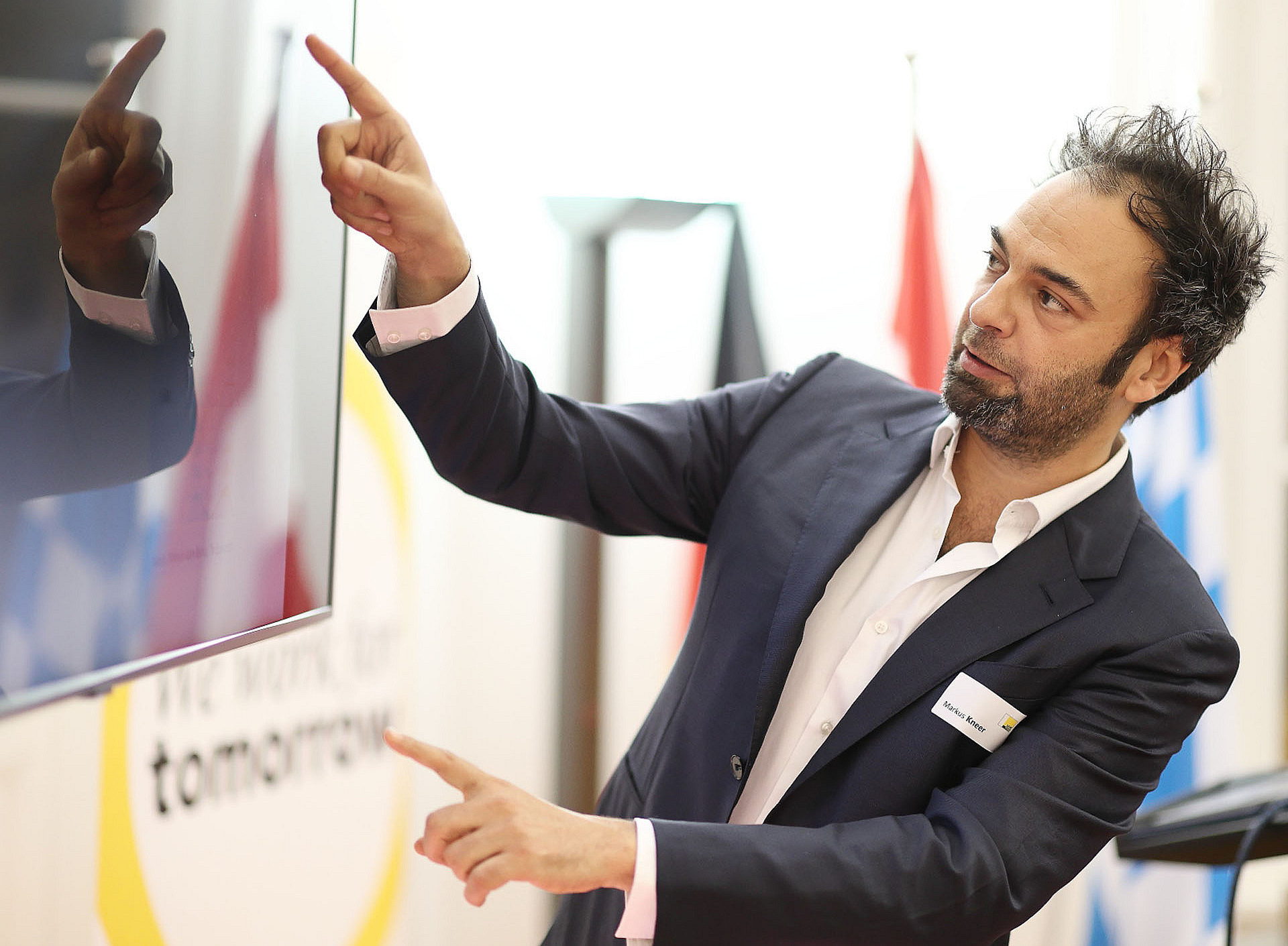 Markus Kneer zeigt auf Präsentation ©Stefan Obermeier