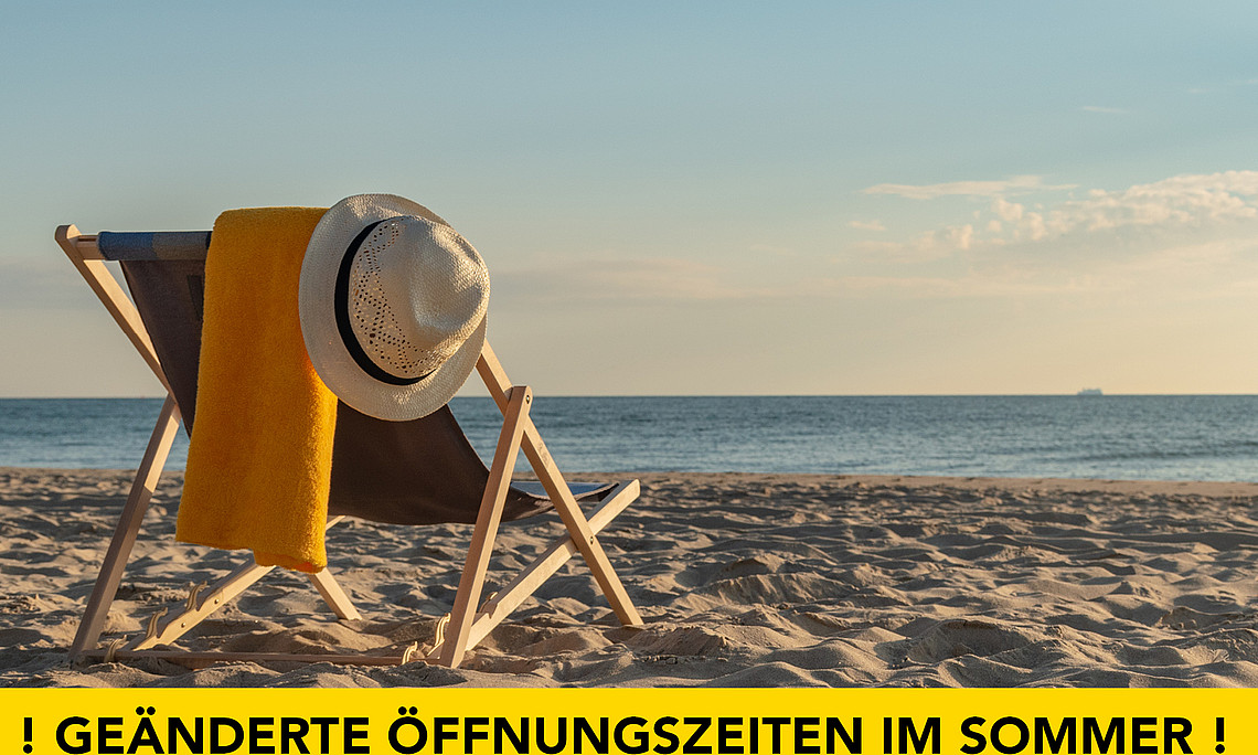 Liegestuhl am Strand: Sommeröffnungszeiten bei UNI for LIFE