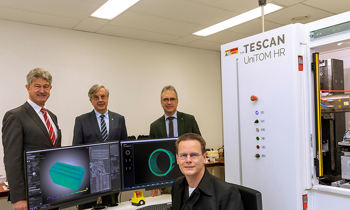 Die Rektoren Harald Kainz (TU Graz), Hellmut Samonigg (Med Uni Graz) und Peter Riedler (Uni Graz) gemeinsam mit dem Leiter des Graz-µCT consortiums Robert Schennach. Foto: Lunghammer/TU Graz 